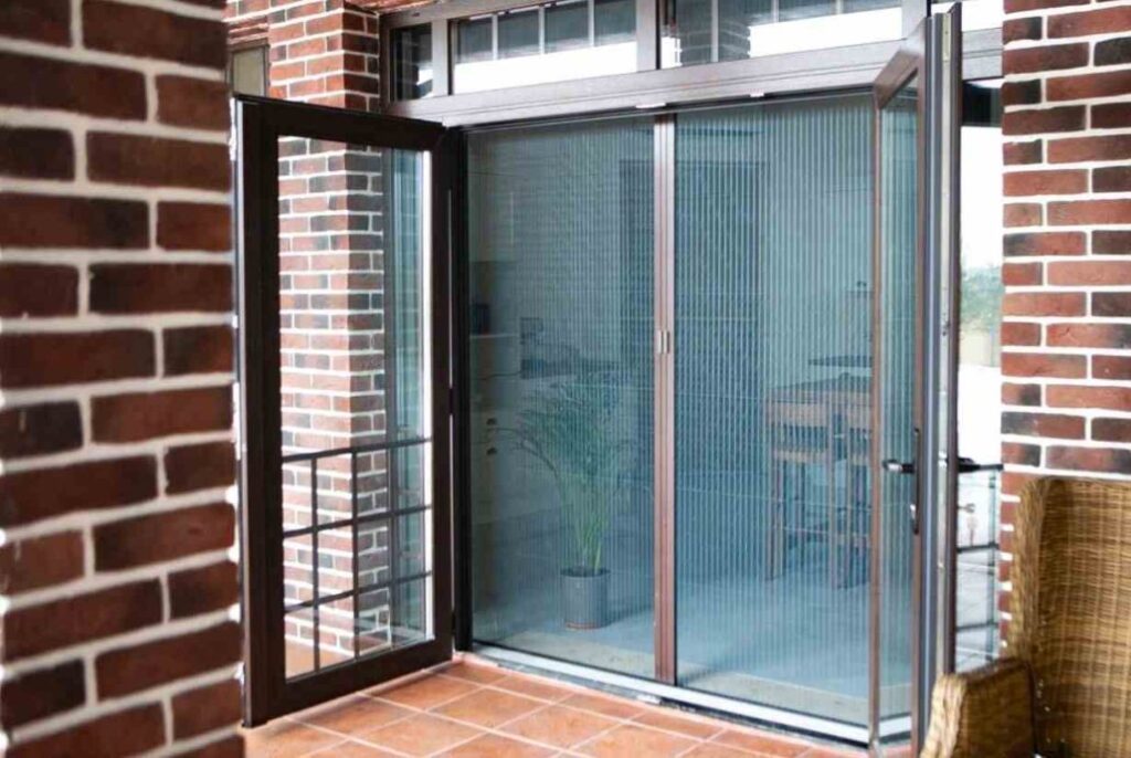 توری پنجره پلیسه‌ای نصب شده روی پنجره دوجداره UPVC