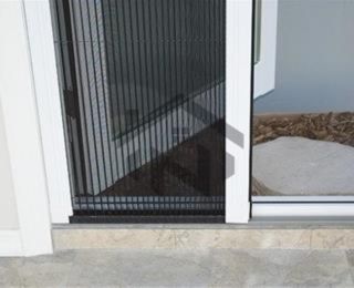 توری پلیسه نصب شده روی پنجره UPVC در منزل – نوین پلاست